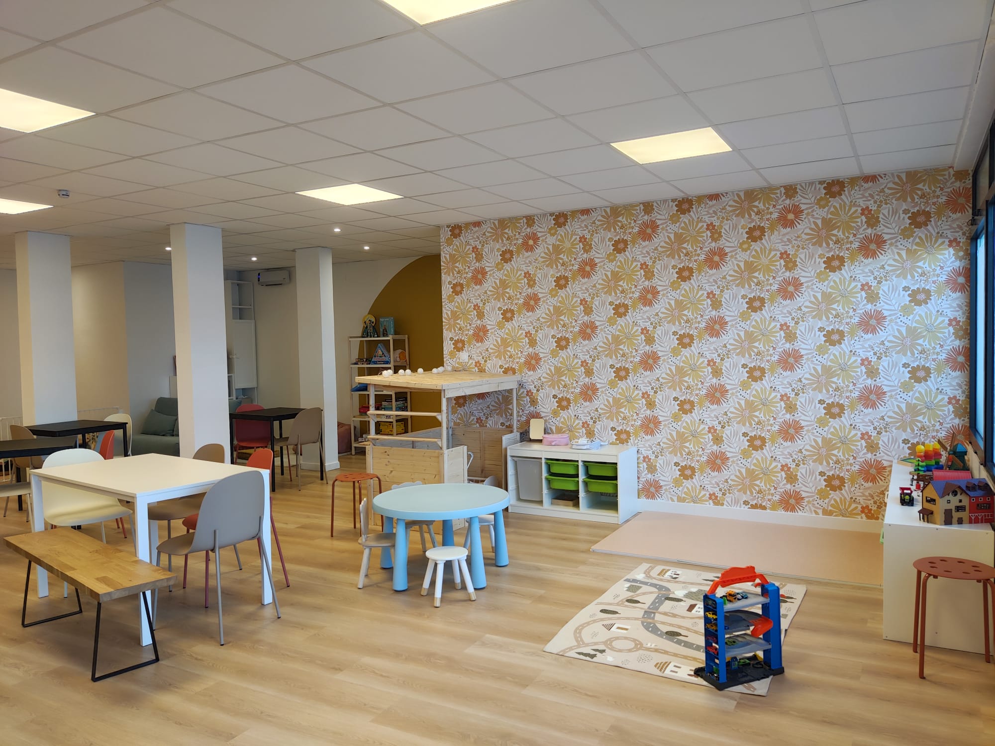 L'aire de jeux principale avec son mur fleuri
