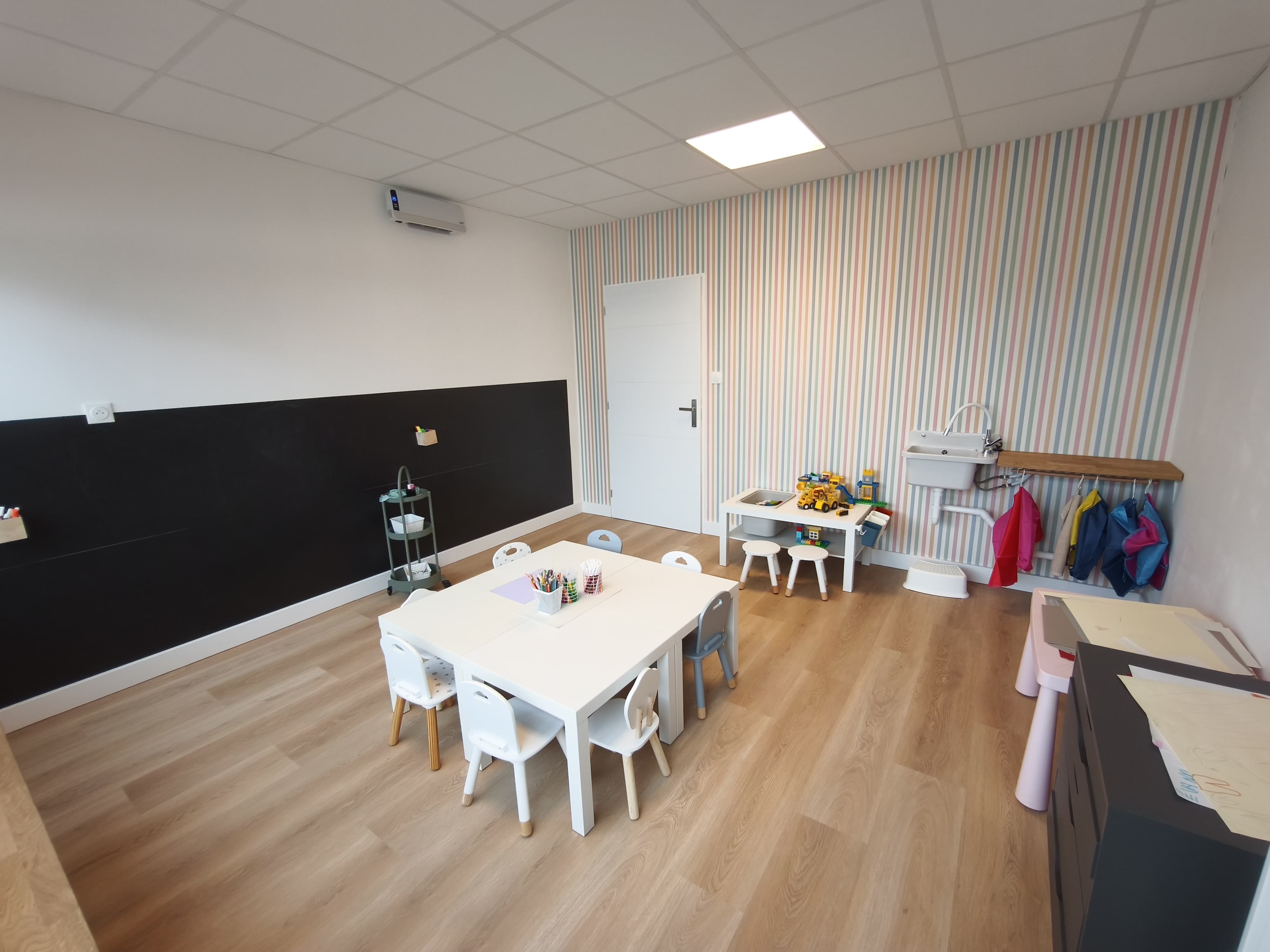 L'espace atelier avec son grand tableau noir