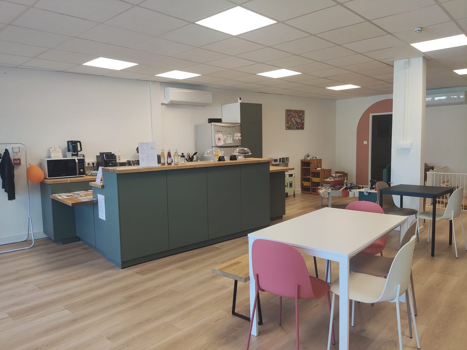 Le coin café de CREA-KID avec tables et boissons