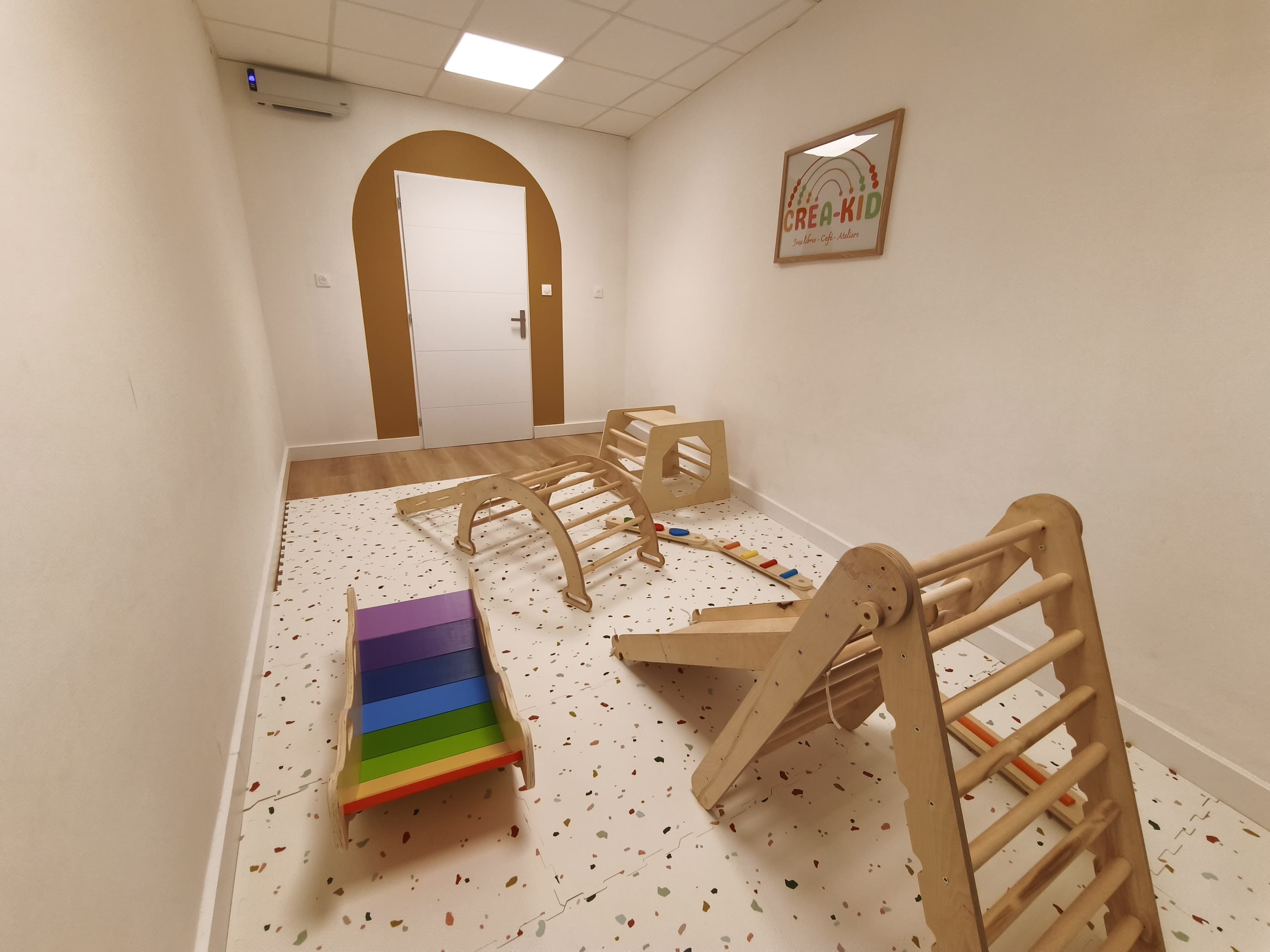 Espace motricité avec triangle et toboggan